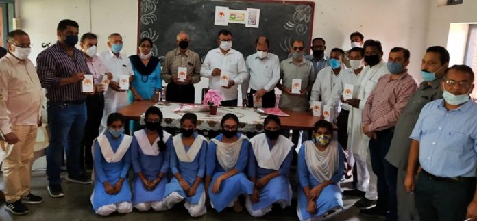 smart-phones-distribution-intalwada-schools-by-arun-dogra (3)