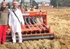 गांव गग सुल्तान का किसान वरिंदर सिंह पराली को बिना जलाए करता है गेहूं की बिजाई