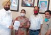 सरकार ने कोविड के कारण मरने वाले तीन कर्मचारियों के परिजनों को 25-25 लाख रुपए की बीमा राशि की भेंट