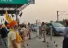 चौलांग टोल प्लाज़ा पर किसानों ने हाईवे से निकल रहे भाजपा के काफिले को दिखाई काली झंडियां