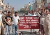 संघर्ष कमेटी ने शहर की टूटी हुई सडक़ों को लकेर किया रोष प्रदर्शन