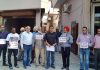 हस्ताक्षर करते हुए छलका दुकानदारों का दर्द, बोले मरते दम तक करेंगे संघर्ष