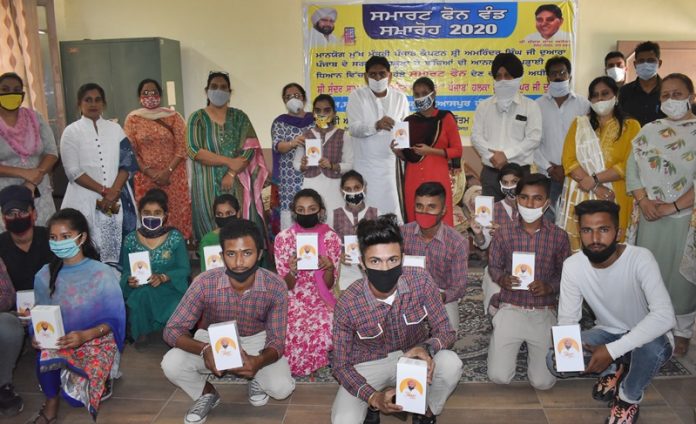 arora-distribute-smart-phones-tochohal-school