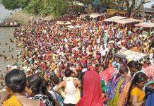 आस्था के आगे फीका पड़ा कोरोना, कलश स्थापना के लिए झमटिया धाम पर उमड़ी श्रद्धालुओं की भीड़