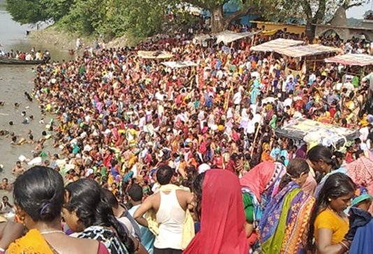 आस्था के आगे फीका पड़ा कोरोना, कलश स्थापना के लिए झमटिया धाम पर उमड़ी श्रद्धालुओं की भीड़