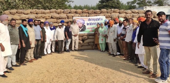 congress-worker-celebrated-with-farmer (2)