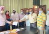 वार्ड 13 के सीनियर सिटीजनों ने निगम कमिशनर के नाम मांगपत्र देकर सडक़ें बनवाने की मांग की