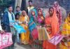 अपनी कमाई से करीब 50 छठ व्रतियों को वितरित की साडिय़ां, फल व अन्य सामान, ढुआई का काम करता है राजेश