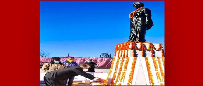 cm-pays-tribute-to-indira-gandhi