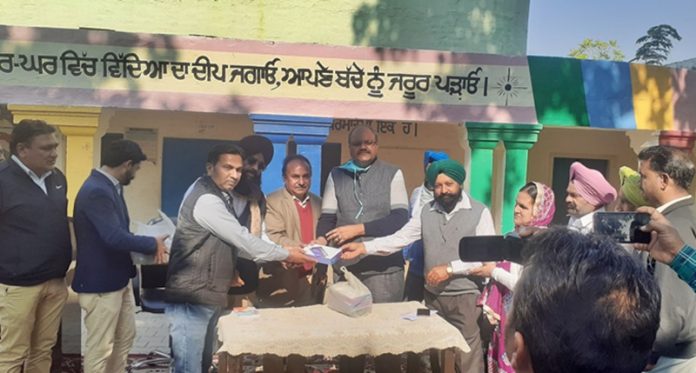 garhshankar-goldi-news-tablet-distribute