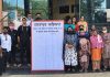 वार्ड-13 निवासियों ने हस्ताक्षर किया फ्लैक्स निगम अधिकारी को सौंपा, सडक़ें जल्द बनवाने की मांग