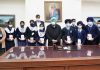 मुख्यमंत्री ने सरकारी स्कूलों के विद्यार्थियों को स्मार्ट फ़ोन मुहैया करवाकर अपनी सरकार का वादा निभाया