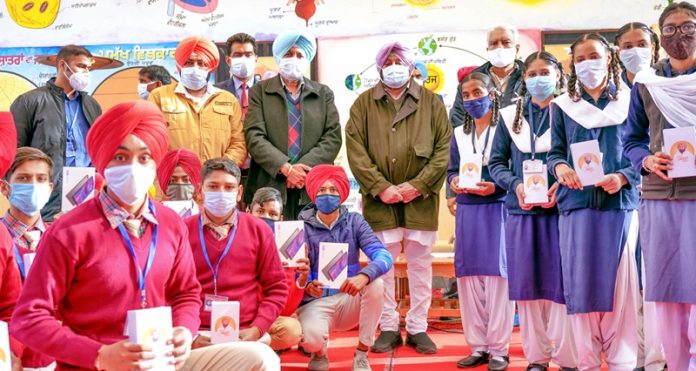 cm-distributes-cell-phones