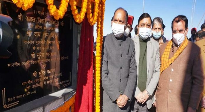 cm-unveils-statue-Bharat-Ratan-Atal-Bihari-Vajpayee