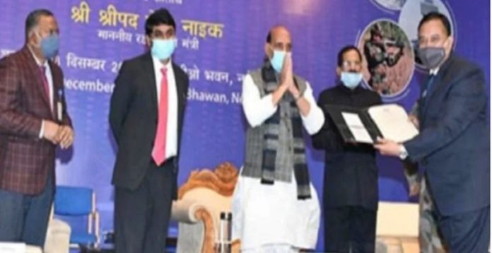 dr.hemant-pande-honoured-by-defenceminister