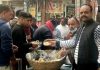 मकरसंक्रांति के अवसर पर दुकानदारों ने कोतवाली बाजार में लगाया लंगर