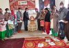 बीटन में महिलाओं को सिखाया जा रहा बैग व फाइल कवर बनाना
