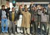 डॉक्टरों की कमी को लेकर लोगों ने दरहाल अस्पताल के बाहर किया प्रदर्शन