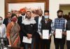 मुख्य सचिव ने 5 लाभार्थियों को सेवा केन्द्रों की नयी सेवाओं के सर्टिफिकेट सौंपे
