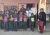 चिल्ड्रन वैल्फेयर सोसायटी ने एलीमैंट्री स्कूल में बच्चों को वितरित की किताबें व अन्य सामान