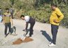 पार्षद दरबारी लाल ने वार्डवासियों के सहयोग से शुरू करवाया गड्ढे भरने का काम
