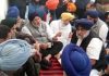 किसान बाप-बेटे द्वारा आत्महत्या करने पर परिवार के साथ संवेदना प्रकट करने पहुंचे सुखबीर बादल
