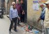 कच्चा टोबा: दुकानों के आगे लगे कचरे के ढेर से दुकानदार परेशान, सफाई करवाने की मांग