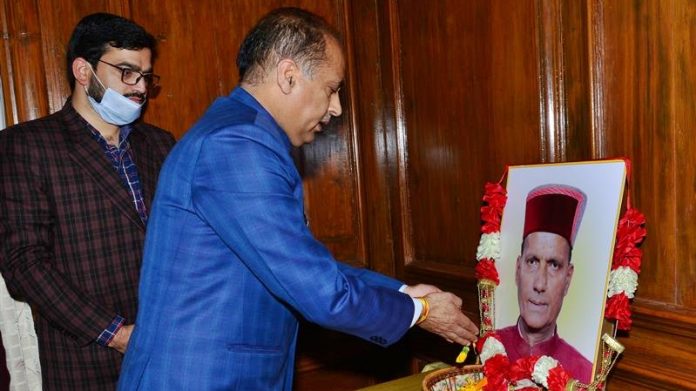 cm-pating-tribute cm-paying-tribute