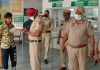 मास्क न पहनने वाले लोगों के पुलिस ने काटे चालान, आदेश न मानने वालों को दी नसीहत