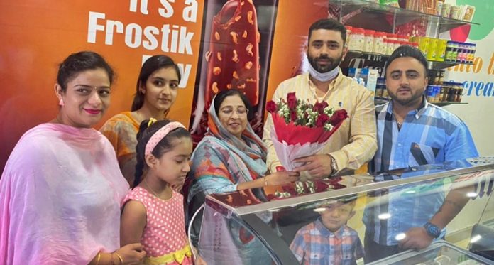 amul-icecream-parlor-hoshiarpur-near-ccd-jalandhar-road-adv-vikrant-rana-anugrated