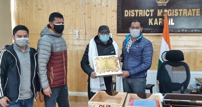 dc-kargile-naib-tehsildar-facilitate