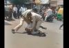 बीच सडक़ पर पुलिस वालों ने शख्स को पीटा, वीडियो वायरल, दोनों पुलिस कर्मी निलंबित, जांच जारी