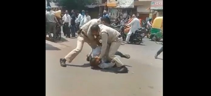 indore-police-beaten-man-on-road-india