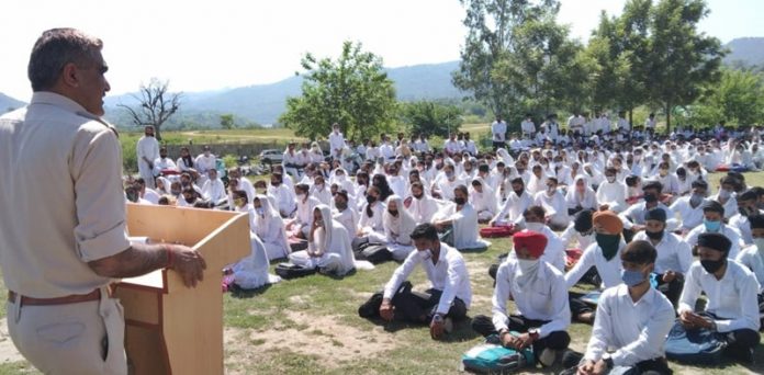 police-intract-with-students-rajouri-india