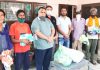 एडवोकेट पंकज कृपाल ने रिक्शा चालकों को तौलिए व थर्मस वितरित किए