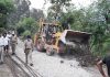 सड़क से अतिक्रमण हटाने को म्युनिसिपल कमेटी द्वारा चलाया गया अभियान