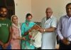 खोया बैग पाकर आदमपुर निवासी परिवार ने देव राज चौहान व साथियों का किया धन्यवाद