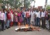 नगर निगम कर्मियों ने मांगों संबंधी निकाय मंत्री का जलाया पुतला