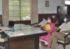 जिलाधीश ने आधिकारियों को राज्य सरकार के लोग कल्याण प्रोग्रामों को लागू करने में पहले स्थान को बरकरार रखने के आदेश दिए