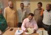 टौणी देवी तहसील के दूरदराज क्षेत्र उटपुर पहुंच नायब तहसीलदार ने वृद्धा को सौंपी रजिस्ट्री, मौके पर निपटाए 20 राजस्व