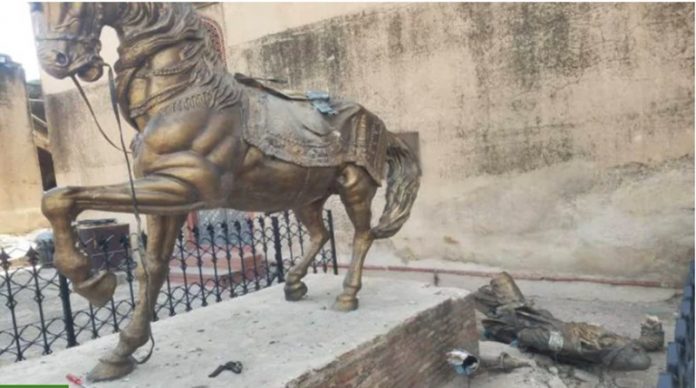 Statue-vendalised-pakistan