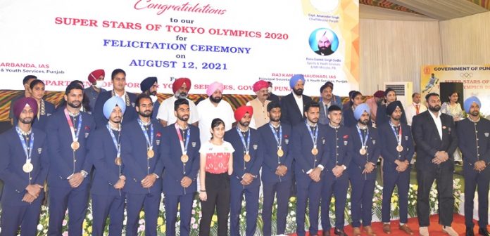 cm-punjab-honor-hockey-team-india-one-woman-sportsman
