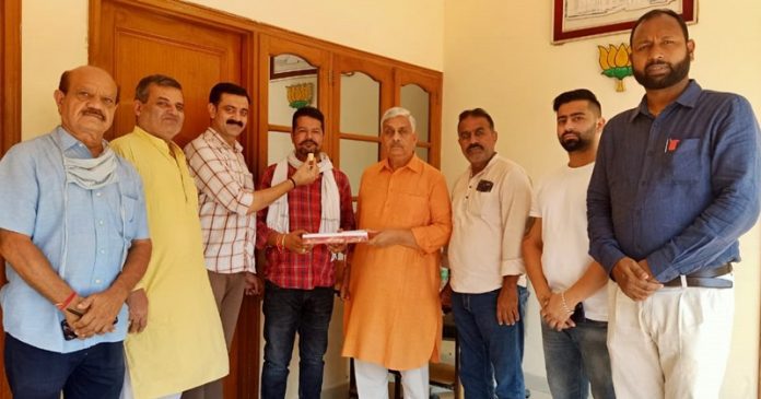 congrats-to-karan-by-bjp-leaders-hoshiarpur-punjab
