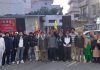 लोगों ने किसानों की जीत की खुशी में बांटे लड्डू, किया जोरदार स्वागत