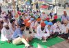 गन्ना किसानों का अनिश्चितकालीन रोष धरना आरंभ, राष्ट्रीय राजमार्ग पर किया चक्का जाम
