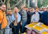 सब्जी मंडी मुकेरियां के लोगों ने जंगी महाजन की जीत पर बांटे लड्डू व दी बधाई