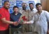 समाज सेवी सोनू ठाकुर व अन्यों ने पुष्प गुच्छ भेंटकर डा. रवजोत को दी बधाई
