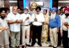 प्रवासी गज़ल गायक इकविंद्र सिंह को किया सम्मानित