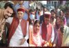 अनुराग ठाकुर ने पांव छूकर पिता प्रेम कुमार धूमल को दी जन्मदिन की बधाई