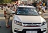 भंगी चौक के पास ट्रैफिक पुलिस ने वाहन चालकों को किया जागरूक, नियमों का पालना करने वालों को भेंट किया फूल